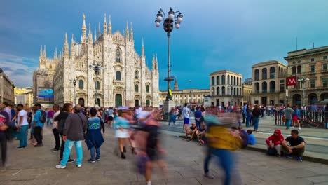 Italien-Mailand-Stadt-berühmten-überfüllten-Dom-Domplatz-rotierenden-Panorama-4k-Zeitraffer