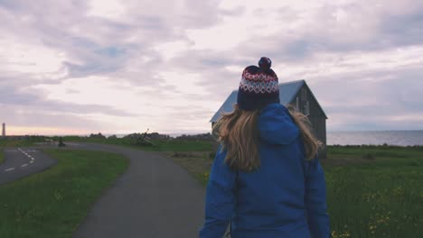 Rückansicht-der-Frau-Tourist-Wandern-in-Island