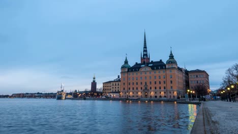 Día-de-skyline-de-la-ciudad-de-Stockholm-en-timelapse-de-la-noche-en-City-Hall-de-Estocolmo-y-Gamla-Stan,-Stockholm-Suecia-4K-Time-Lapse