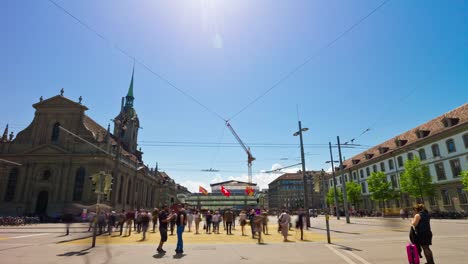 día-soleado-de-Suiza-Berna-ciudad-tráfico-panorama-plaza-calle-4k-timelapse