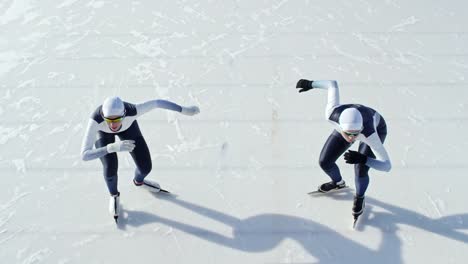 Athleten,-die-Rennen-auf-der-Eisbahn-ab