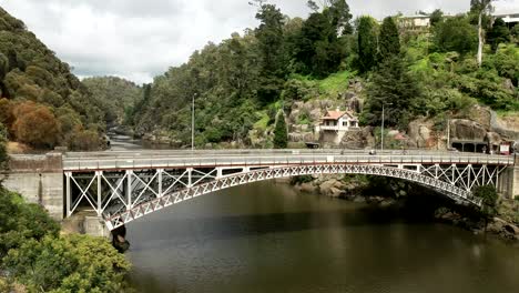 vista-de-la-mañana-de-Reyes-puente-y-catarata-quebrada-en-la-ciudad-de-launceston