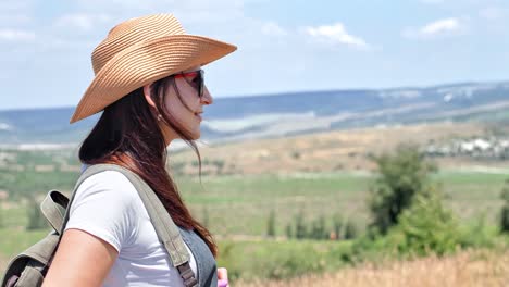 Seite-Ansicht-Porträt-des-jungen-Rucksack-Frau-in-Hut-und-eine-Sonnenbrille,-die-fantastische-Naturlandschaft-genießen