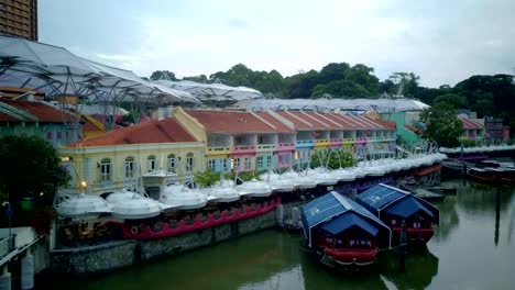 Aerial-Video-von-Clarke-Quay-mit-Skyline-der-Stadt-im-Hintergrund