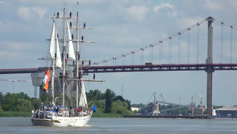 Segler-auf-den-Masten-der-eine-alte-Giebel-auf-der-Abfahrt-aus-dem-Hafen-von-Bordeaux