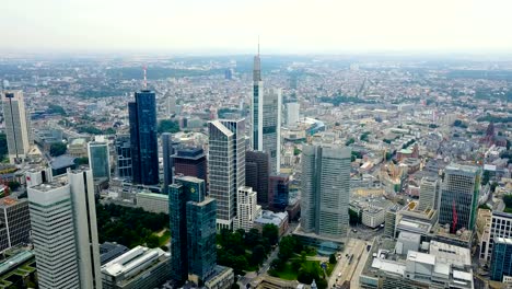 Luftaufnahme-der-Business-Area-in-der-Frankfurter-City-mit-Wolkenkratzern