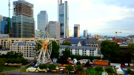 Luftaufnahme-der-Business-Area-in-der-Frankfurter-City-mit-Wolkenkratzern