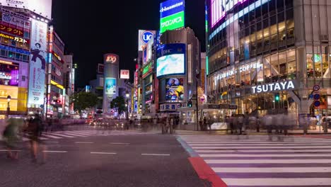 Tokio-Shibuya-Kreuzung-Nacht.-Menschen-beim-Überqueren-der-Straße.-Zeitraffer.