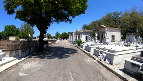 Gräber-und-Statuen-in-der-Cementerio-de-Colón-Havanna-Kuba