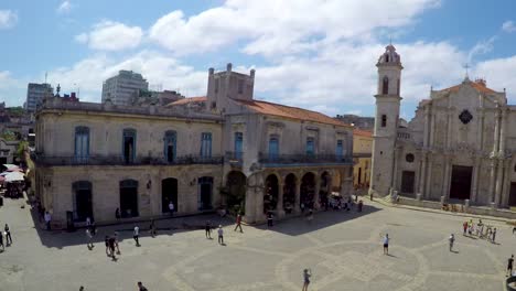 Timelapse-de-Cuba,-Distrito-de-La-Habana-Vieja-La-Habana,-provincia-Ciudad-de-la-Habana-aparece-como-patrimonio-de-la-humanidad,-Plaza-de-la-Catedral-y-Catedral-de-la-Virgen-María-de-la-Concepcion-Immaculada