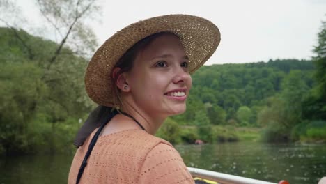 Chica-joven-canoa-en-un-lago-y-mirando-a-su-alrededor-sonriendo