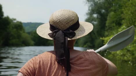 Chica-joven-canoa-en-un-lago-hermoso-épico