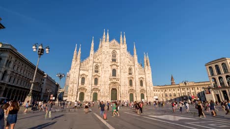 Lapso-de-tiempo-de-Milán-Italia-4K,-ciudad-horizonte-timelapse-en-la-Catedral-de-Duomo-de-Milano