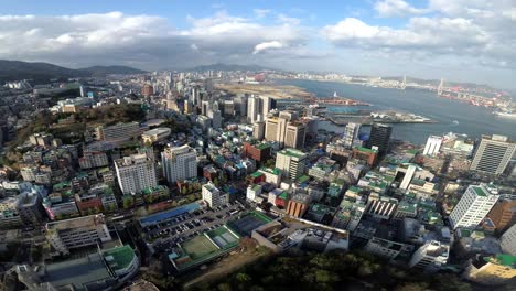Hohen-Blick-auf-Busan-Stadt-mit-Verkehr-auf-Straßen-bewegt