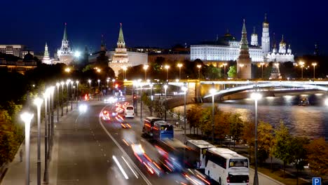 Noche-hyperlapse-del-Kremlin-de-Moscú-y-Moscú-río-con-barcos-de-cruceros,-Rusia