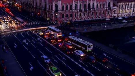 St.-Petersburg,-Blick-auf-Nevsky-Prospekt-und-Anichkov-Brücke-vom-Dach