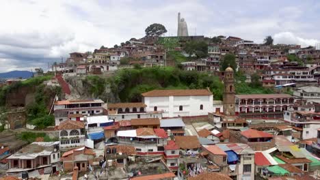 Rápido-auge-hacia-arriba-hacia-la-estatua-de-Janizitio,-Michoacán,-México