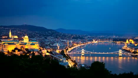 Lapso-de-tiempo-panorámica-de-noche-de-mal-tiempo.-Budapest,-Hungría