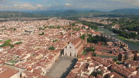 Florenz-Antenne-Stadtansicht-Blick-auf-die-Altstadt-mit-der-Kirche-Santa-Croce-und-Santa-Croce-Plazza-in-Italien.-4K-Drohne-vide.