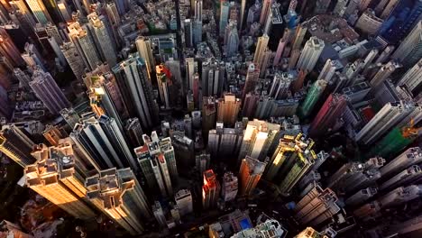 Blick-auf-Downtown-Hong-Kong.-Financial-District-und-Business-Zentren-in-intelligente-Stadt-in-Asien.-Draufsicht-der-Wolkenkratzer-und-Hochhaus-Gebäude.