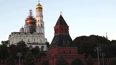 Blick-auf-Tainitsky-Tower-und-Kathedralen-des-Moskauer-Kreml-Abend