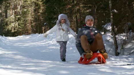 Bruder-und-Schwester-spielen-im-Winterwald