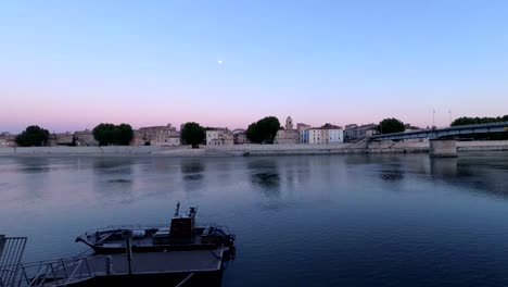 Noches-de-verano-hermosa-en-el-río-francés-Rhone-en-la-ciudad-de-Arles.-Lapso-de-tiempo.