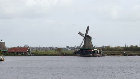 zoom-en-el-clip-de-un-molino-de-viento-en-zaanse-schans-cerca-de-amsterdam