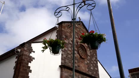 Iglesia-de-la-Catedral-de-Funchal-visto-desde-la-calle-con-flores-colgantes-en-Madeira