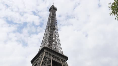 Champs-de-Mars-Tour-Eiffel-cuadrado-y-símbolo-de-Francia-frente-a-cielo-nublado