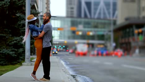 Couple-kissing-each-other-in-the-city-4k