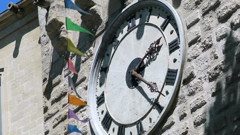 Reloj-antiguo-grande-en-la-pared