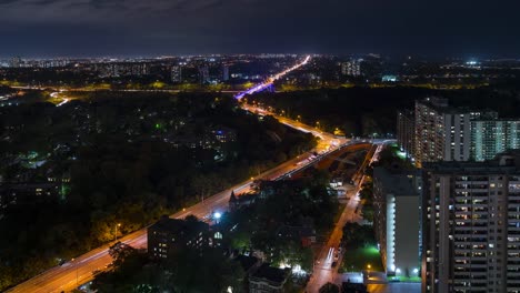 Coches-ciudad-noche-horizonte-Toronto-conducir