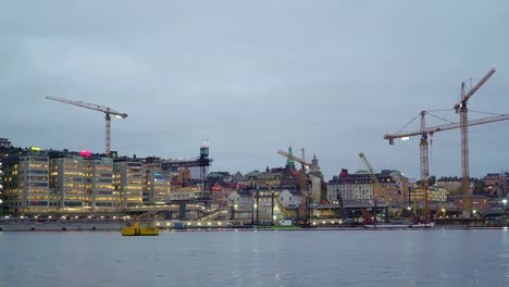 Blick-auf-das-Gebäude-und-Turmdrehkrane-in-Stockholm-Schweden