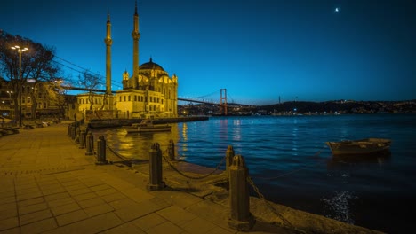 Sonnenaufgang-in-Ortakoy-Moschee-in-Istanbul