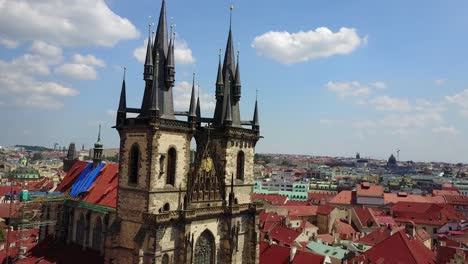 Hermosa-vista-panorámica-aérea-de-la-iglesia-de-nuestra-Señora