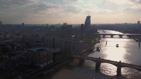 Tolle-Luftaufnahme-der-London-Stadt-von-oben-während-des-Sonnenuntergangs.