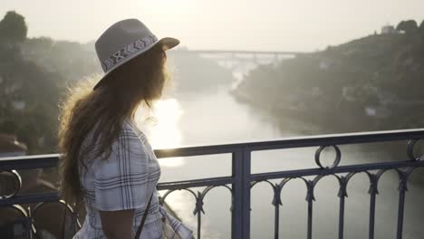 Frau-in-Freizeitkleidung-zu-Fuß-auf-Ponte-Luis-ich-überbrücken