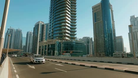 Pkw-Verkehr-auf-Straße-in-Dubai-im-sonnigen-Tag