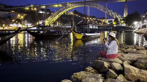 Frau-am-Ufer-in-der-Nachtzeit