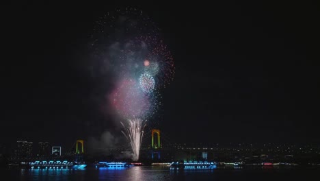 Festival-de-fuegos-artificiales-en-la-bahía-de-Tokio-en-Japón