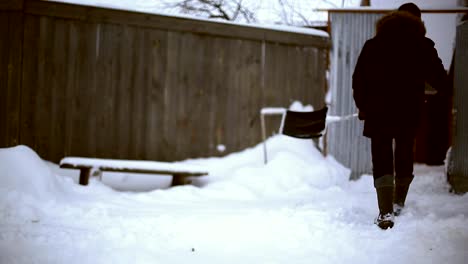 Trabajar-después-de-noche-de-nieve.-Hombre-con-una-pala-quitando-la-nieve-de-su-jardín-en-una-fría-mañana-de-nieve.