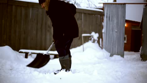 Arbeit-nach-der-verschneiten-Nacht.-Mann-mit-einer-Schaufel-Schnee-aus-seinem-Hof-an-einem-kalten-verschneiten-Morgen-entfernen.