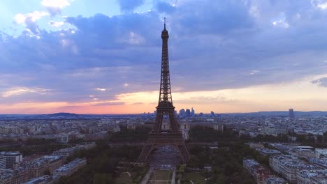 Atardecer-de-vista-aérea-de-Torre-Eiffel-París-Francia