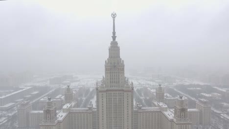 Luftaufnahmen-der-staatlichen-Universität-Moskau-im-Winter-trübe-und-schneereichen-Wetter