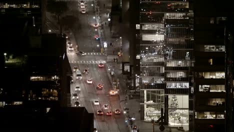 Zur-Gründung-Schuss-der-spärliche-Verkehr-in-einer-modernen-Stadt-spät-in-die-Nacht.