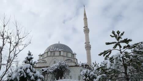 Winterschnee-und-Ansichten-der-Moscheen-in-der-Türkei,