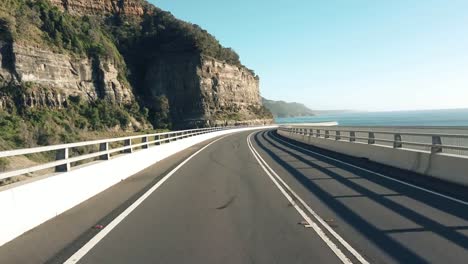 Malerische-Küstenstraße-entlang-der-Sea-Cliff-bridge