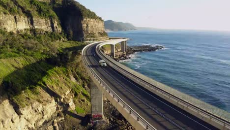 Malerische-Küstenstraße-entlang-der-Sea-Cliff-bridge