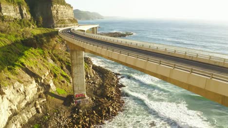 Malerische-Küstenstraße-entlang-der-Sea-Cliff-bridge